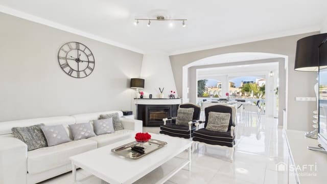 3 makuuhuone Huvila myytävänä paikassa Empuriabrava, Castelló d'Empúries mukana uima-altaan 
autotalli - 890 000 € (Ref: 9595442)