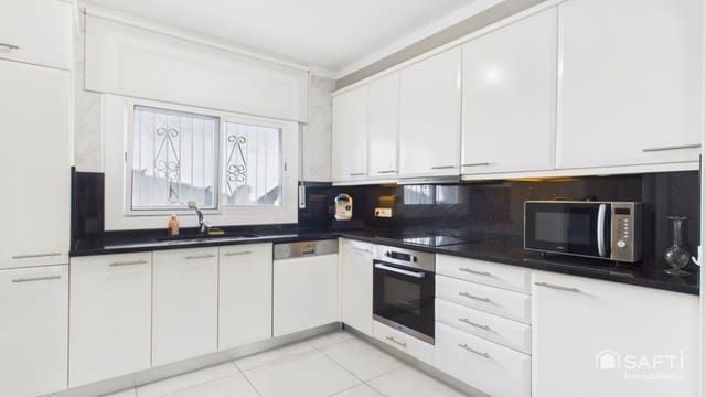 3 makuuhuone Huvila myytävänä paikassa Empuriabrava, Castelló d'Empúries mukana uima-altaan 
autotalli - 890 000 € (Ref: 9595442)