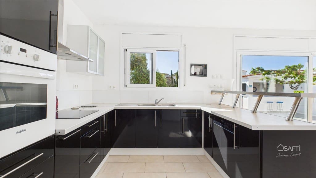 4 makuuhuone Huvila myytävänä paikassa Empuriabrava mukana uima-altaan 
autotalli - 945 000 € (Ref: 9595444)