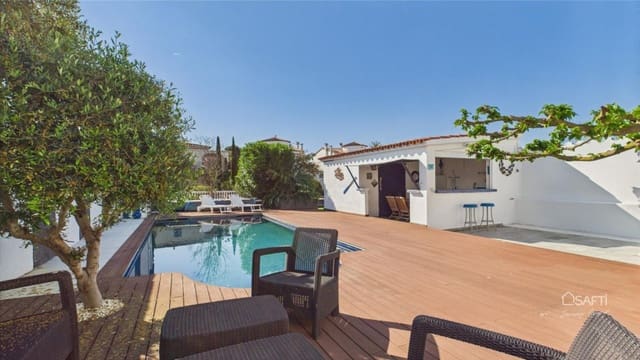 4 makuuhuone Huvila myytävänä paikassa Empuriabrava, Castelló d'Empúries mukana uima-altaan 
autotalli - 945 000 € (Ref: 9595444)