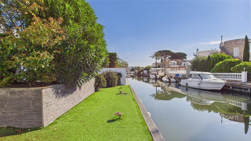 4 makuuhuone Huvila myytävänä paikassa Empuriabrava mukana uima-altaan 
autotalli - 945 000 € (Ref: 9595444)