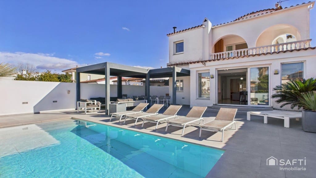 7 Zimmer Villa zu verkaufen in Empuriabrava mit Pool Garage - 1.450.000 € (Ref: 9595450)