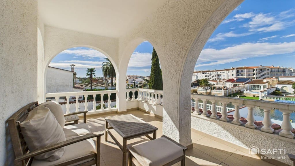 7 Zimmer Villa zu verkaufen in Empuriabrava mit Pool Garage - 1.450.000 € (Ref: 9595450)