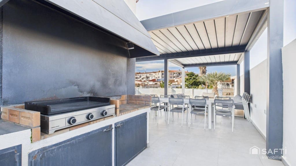 7 Zimmer Villa zu verkaufen in Empuriabrava mit Pool Garage - 1.450.000 € (Ref: 9595450)