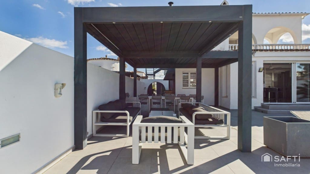 7 Zimmer Villa zu verkaufen in Empuriabrava mit Pool Garage - 1.450.000 € (Ref: 9595450)