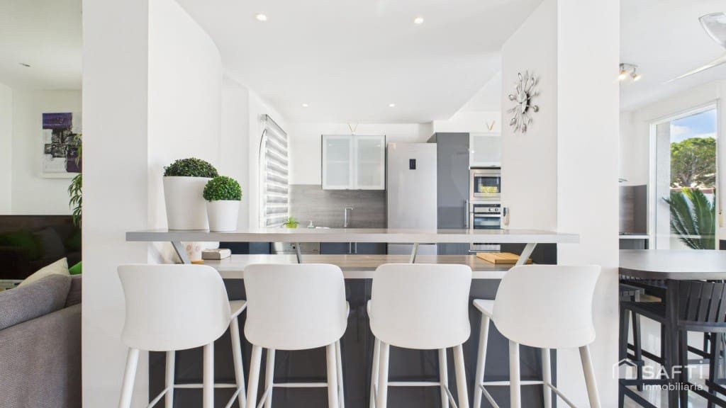 7 Zimmer Villa zu verkaufen in Empuriabrava mit Pool Garage - 1.450.000 € (Ref: 9595450)