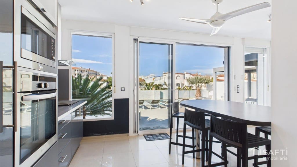 7 Zimmer Villa zu verkaufen in Empuriabrava mit Pool Garage - 1.450.000 € (Ref: 9595450)