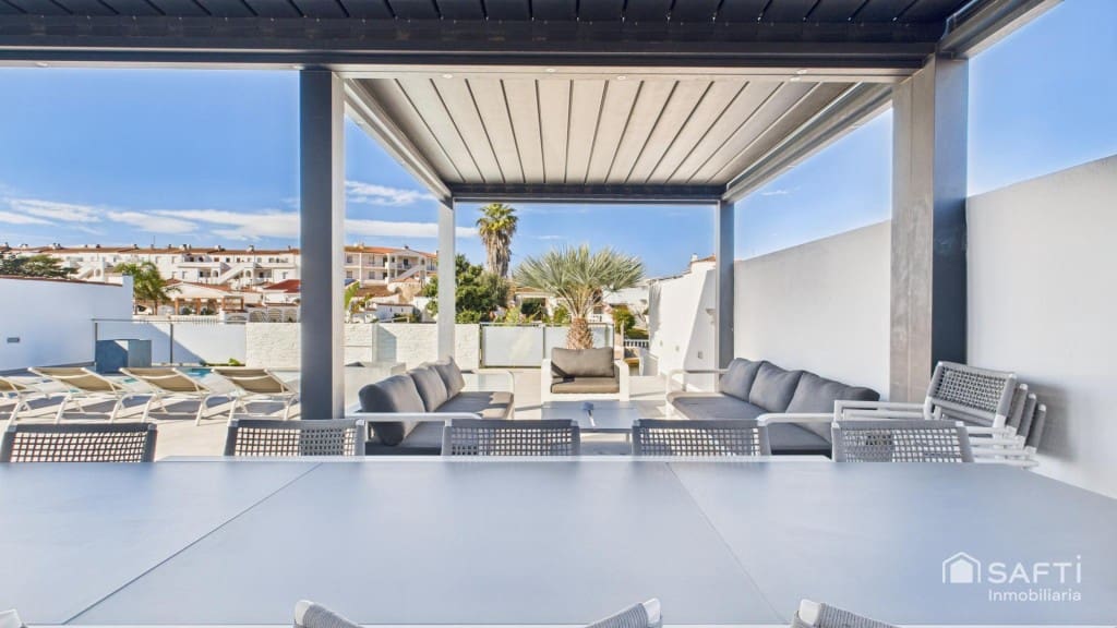 7 Zimmer Villa zu verkaufen in Empuriabrava mit Pool Garage - 1.450.000 € (Ref: 9595450)