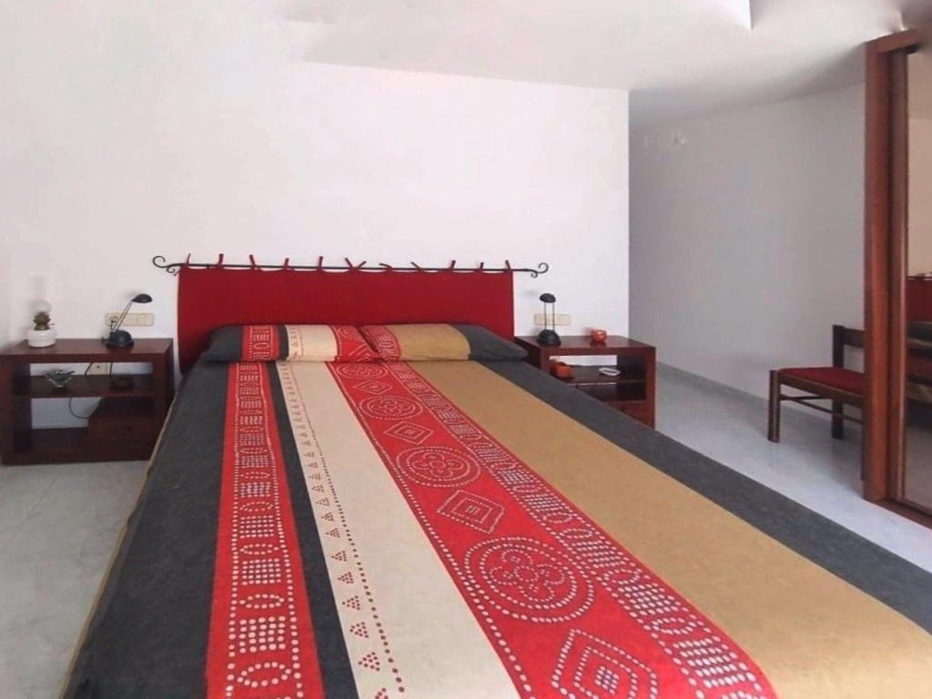 6 bedroom Villa for sale in Salt with garage - € 425,000 (Ref: 9595454)