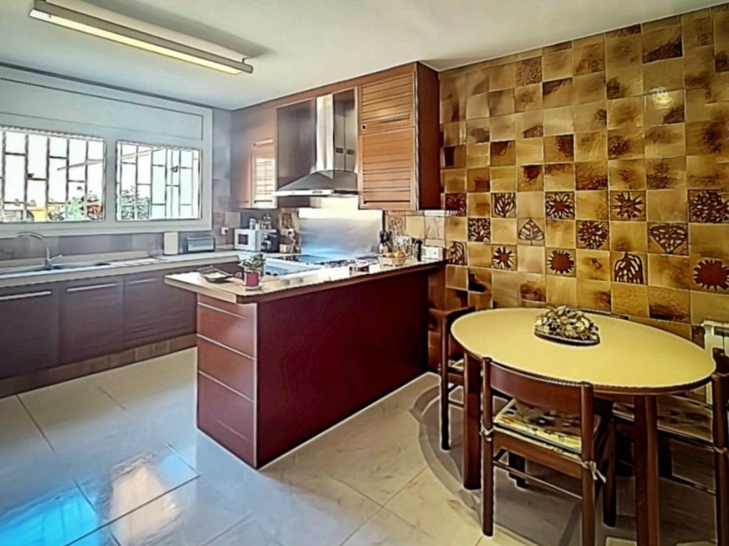 6 bedroom Villa for sale in Salt with garage - € 425,000 (Ref: 9595454)