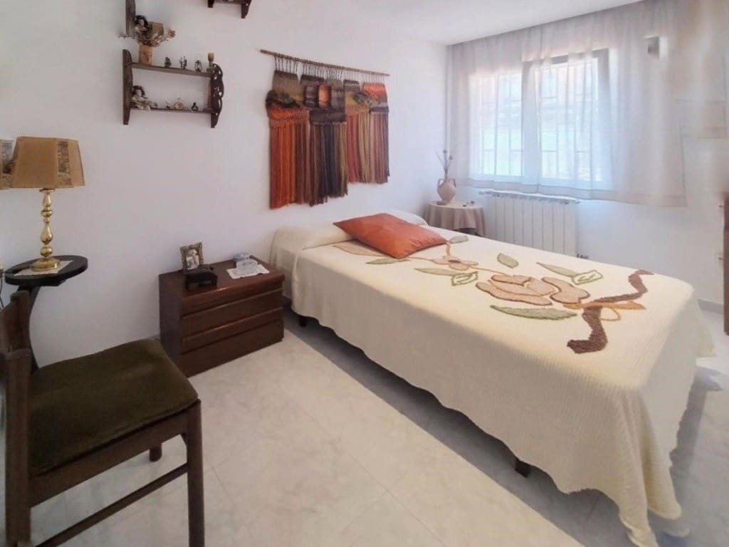 6 bedroom Villa for sale in Salt with garage - € 425,000 (Ref: 9595454)