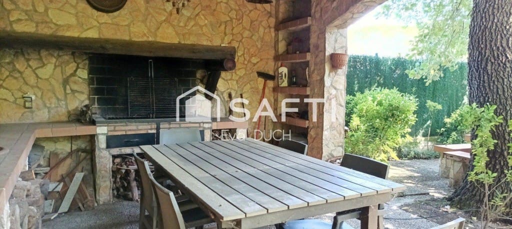4 bedroom Villa for sale in Sils with pool garage - € 315,000 (Ref: 9595455)