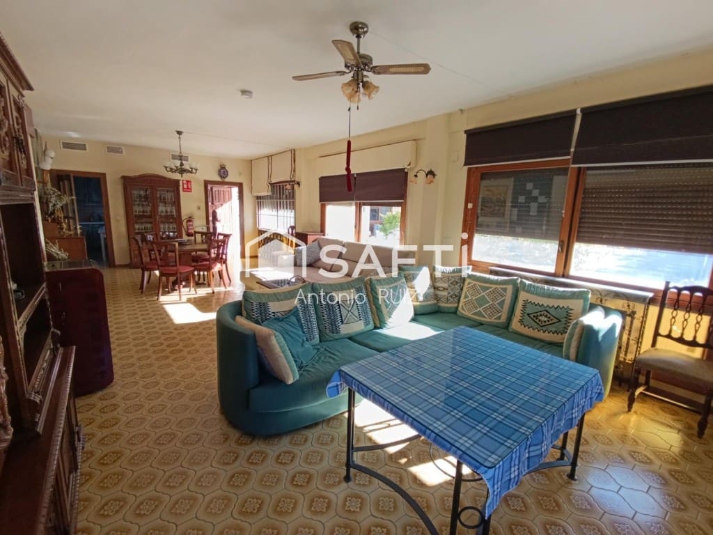 7 bedroom Finca/Country House for sale in Baeza - € 265,000 (Ref: 9595473)