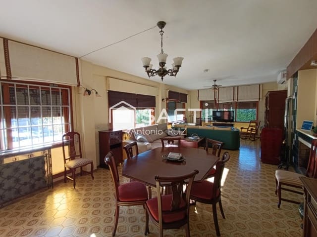 7 Zimmer Finca/Landgut zu verkaufen in Baeza - 265.000 € (Ref: 9595473)