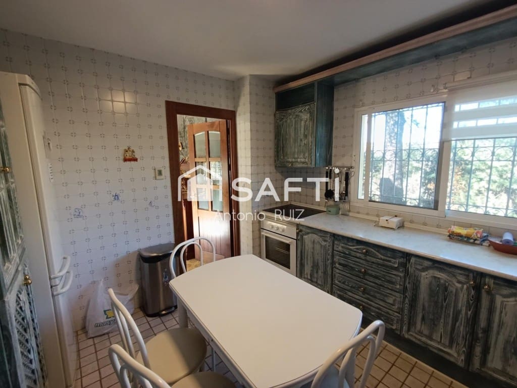 7 bedroom Finca/Country House for sale in Baeza - € 265,000 (Ref: 9595473)