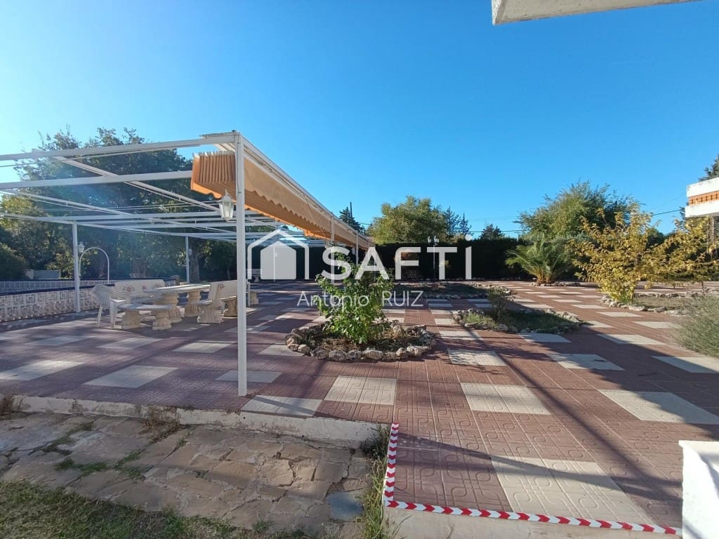 7 bedroom Finca/Country House for sale in Baeza - € 265,000 (Ref: 9595473)