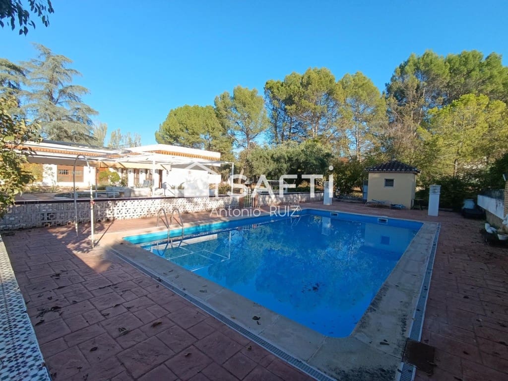 7 bedroom Finca/Country House for sale in Baeza - € 265,000 (Ref: 9595473)