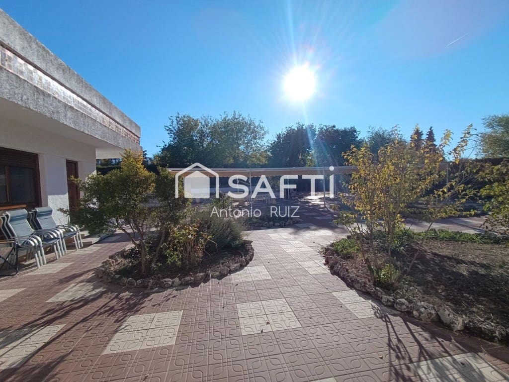 7 bedroom Finca/Country House for sale in Baeza - € 265,000 (Ref: 9595473)