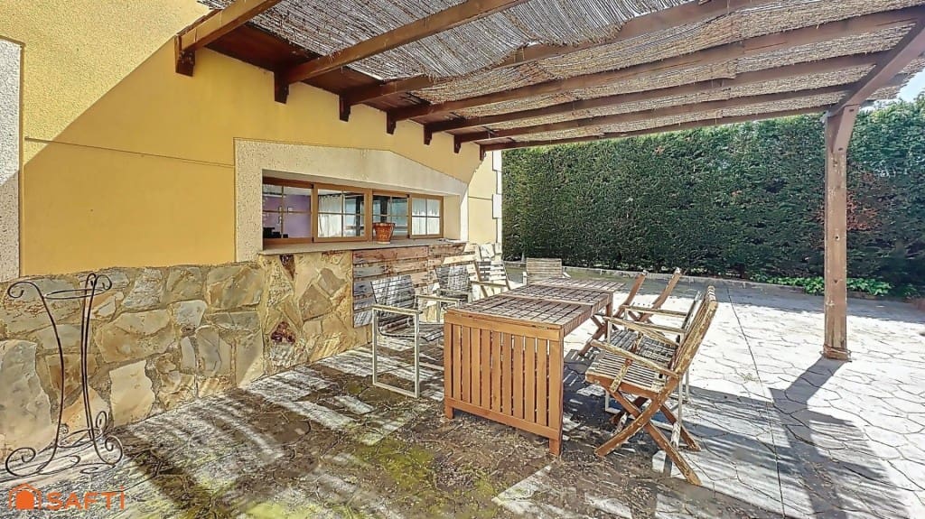 4 bedroom Villa for sale in El Casar with pool garage - € 397,000 (Ref: 9595477)