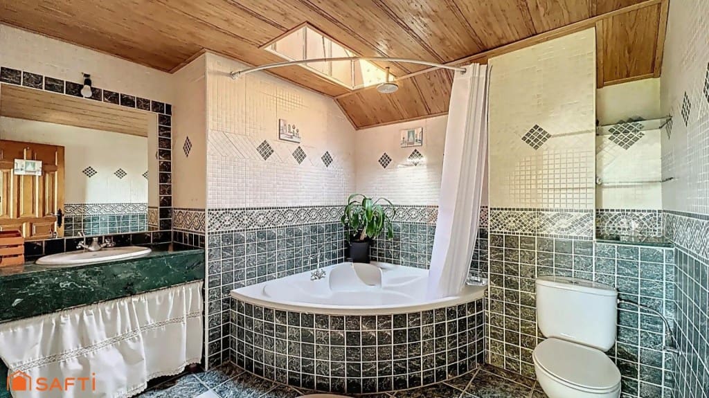 4 bedroom Villa for sale in El Casar with pool garage - € 397,000 (Ref: 9595477)