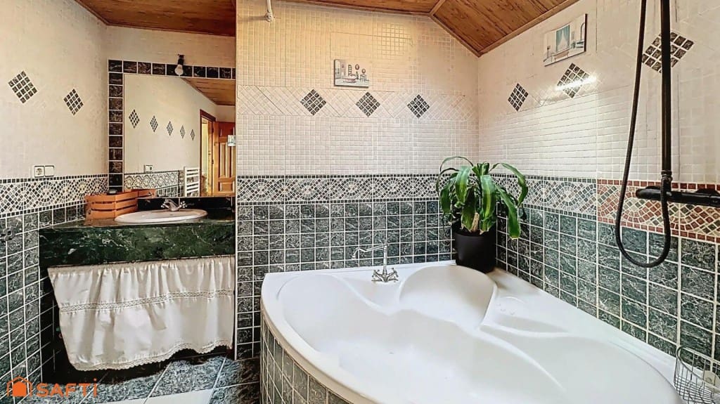 4 bedroom Villa for sale in El Casar with pool garage - € 397,000 (Ref: 9595477)