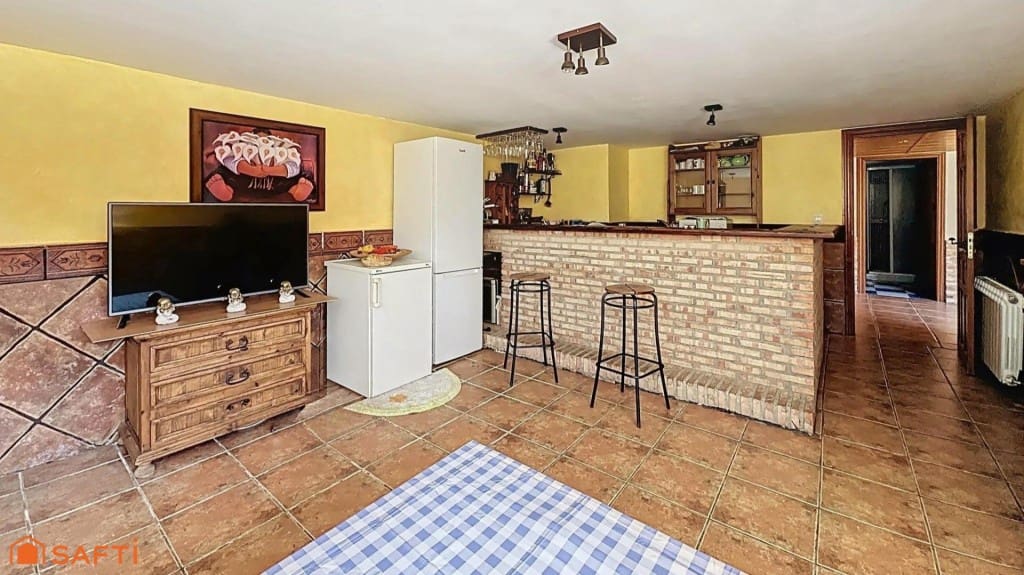 4 bedroom Villa for sale in El Casar with pool garage - € 397,000 (Ref: 9595477)