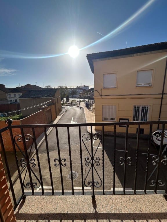 1 sovrum Radhus till salu i Valencia de Don Juan - 74 900 € (Ref: 9595483)