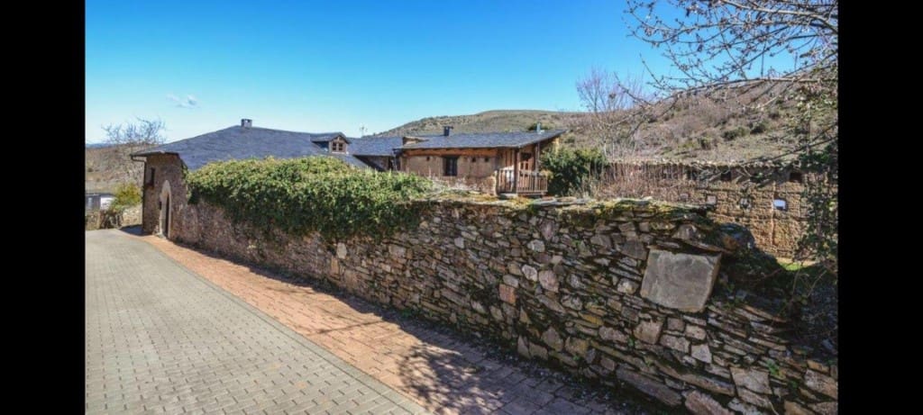 Chalet de 4 habitaciones en Ponferrada en venta - 375.000 € (Ref: 9595494)