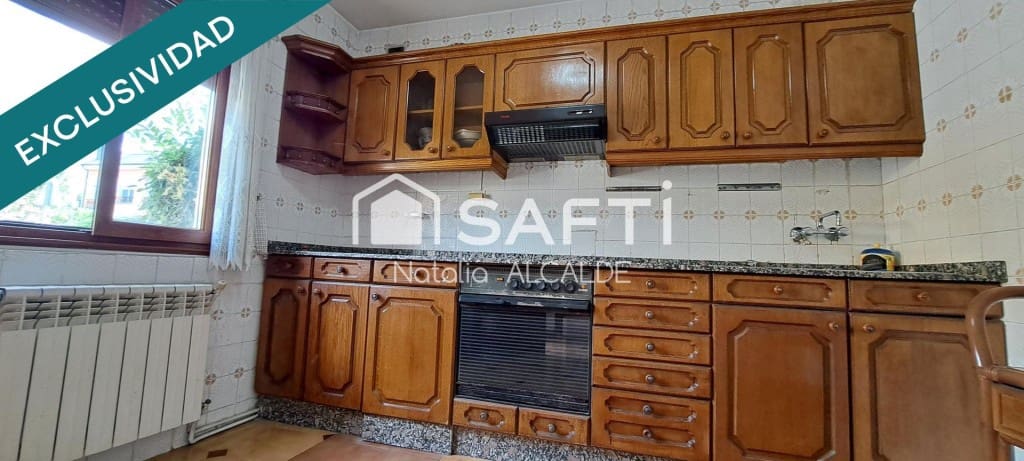 4 bedroom Villa for sale in Ponferrada with garage - € 125,000 (Ref: 9595495)