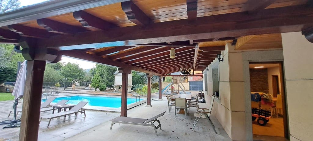 Chalet de 2 habitaciones en Ponferrada en venta con piscina - 290.000 € (Ref: 9595496)