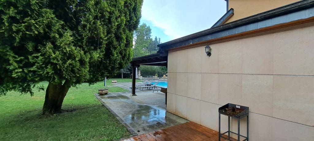 Chalet de 2 habitaciones en Ponferrada en venta con piscina - 290.000 € (Ref: 9595496)