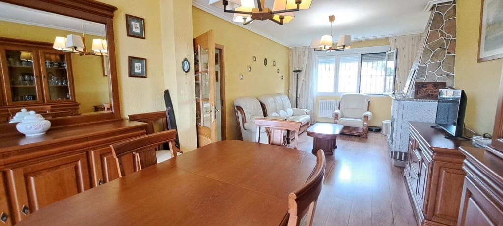 Chalet de 7 habitaciones en San Andres de Montejos en venta - 395.000 € (Ref: 9595499)