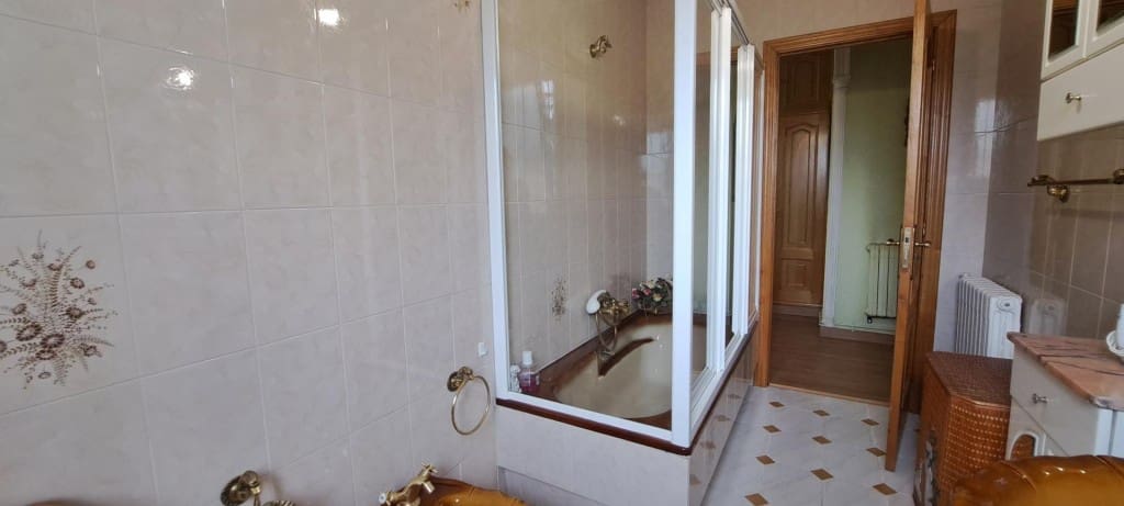 Chalet de 7 habitaciones en San Andres de Montejos en venta - 395.000 € (Ref: 9595499)