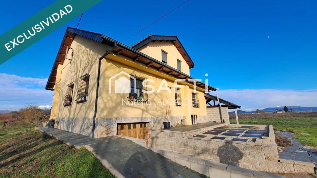 Chalet de 6 habitaciones en Carracedelo en venta - 285.000 € (Ref: 9595505)