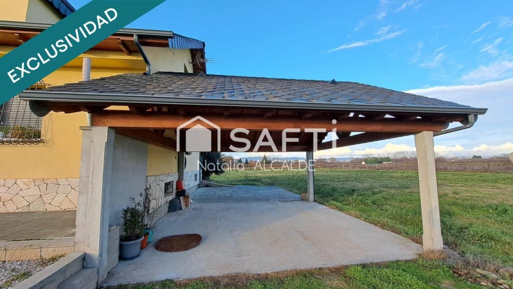 Chalet de 6 habitaciones en Carracedelo en venta - 285.000 € (Ref: 9595505)