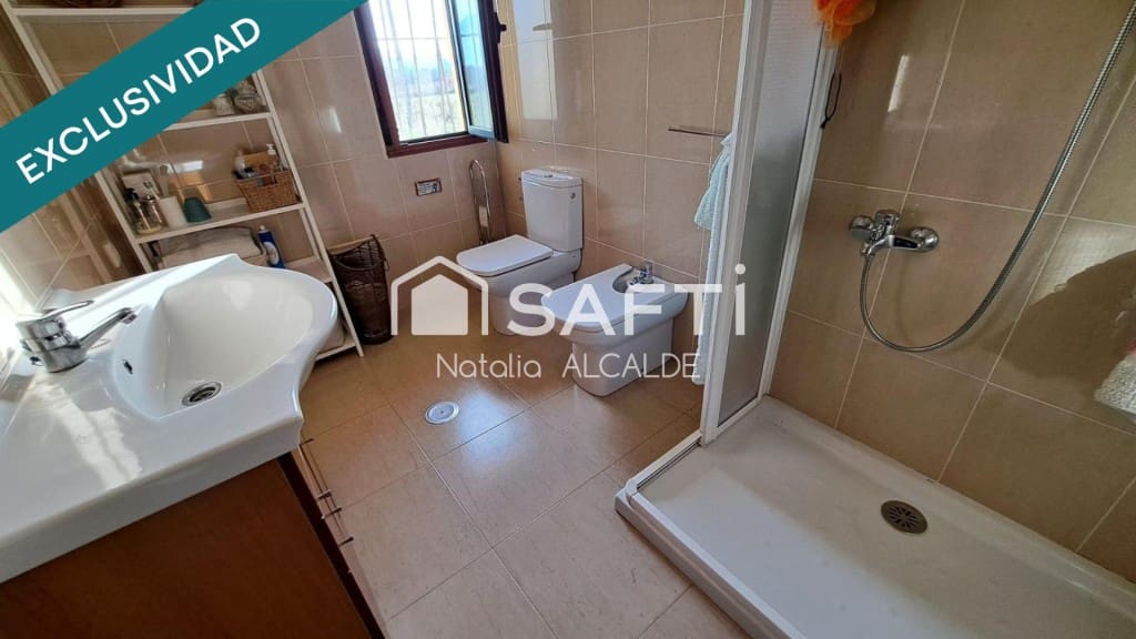 Chalet de 6 habitaciones en Carracedelo en venta - 285.000 € (Ref: 9595505)