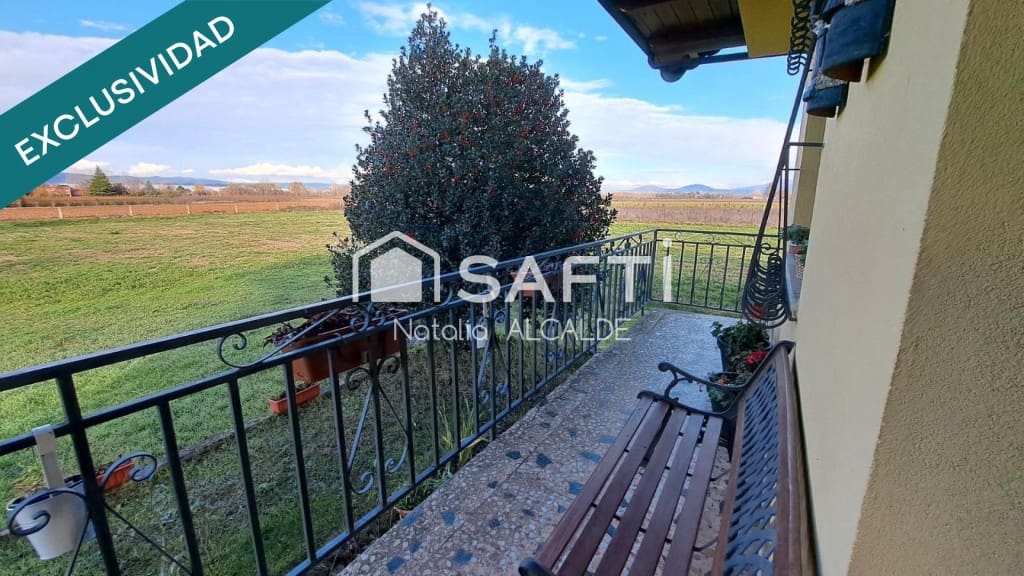 Chalet de 6 habitaciones en Carracedelo en venta - 285.000 € (Ref: 9595505)