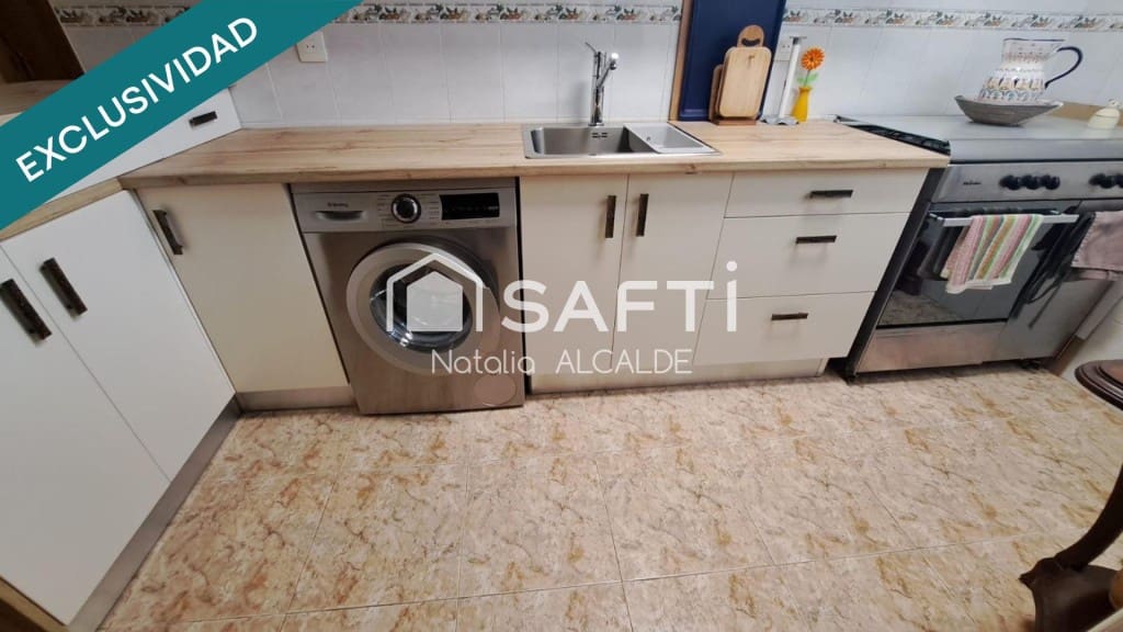 Chalet de 6 habitaciones en Carracedelo en venta - 285.000 € (Ref: 9595505)