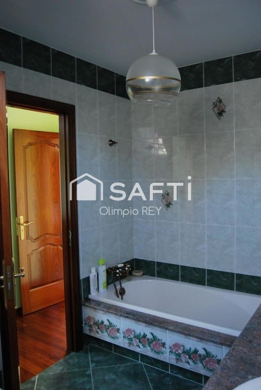 7 bedroom Villa for sale in Vilagarcia de Arousa - € 590,000 (Ref: 9595552)