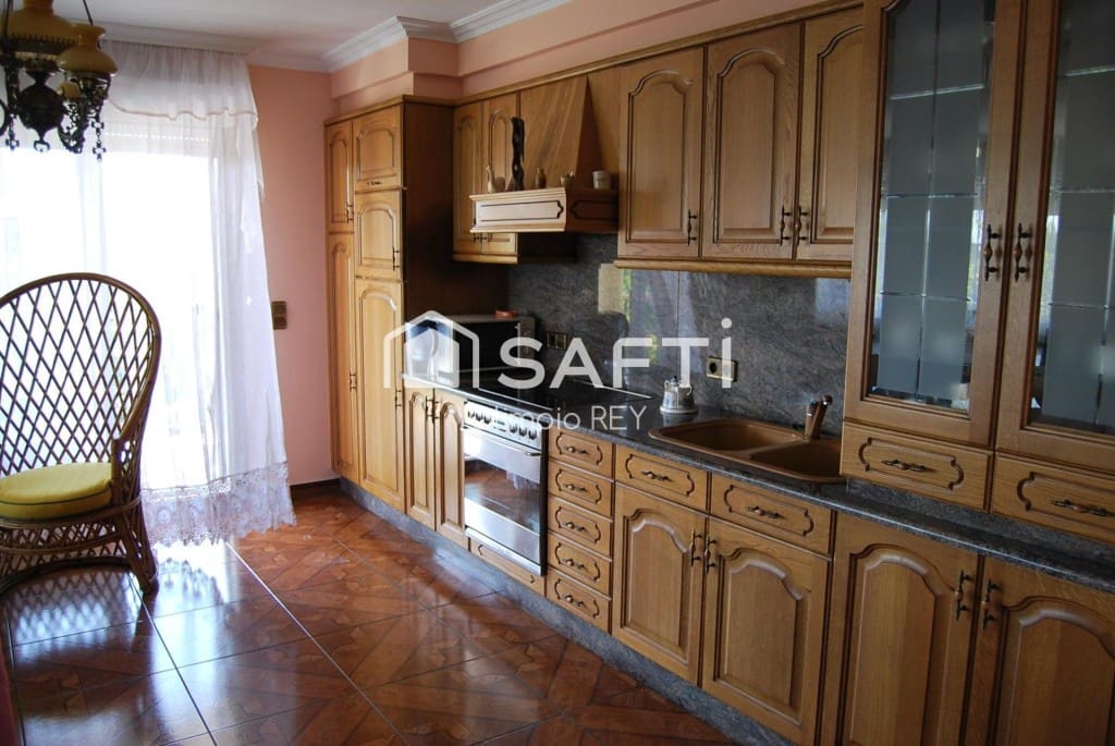 7 bedroom Villa for sale in Vilagarcia de Arousa - € 590,000 (Ref: 9595552)