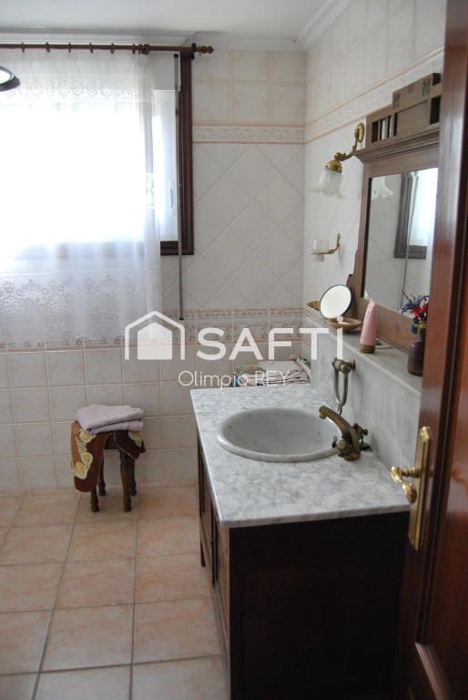 7 bedroom Villa for sale in Vilagarcia de Arousa - € 590,000 (Ref: 9595552)