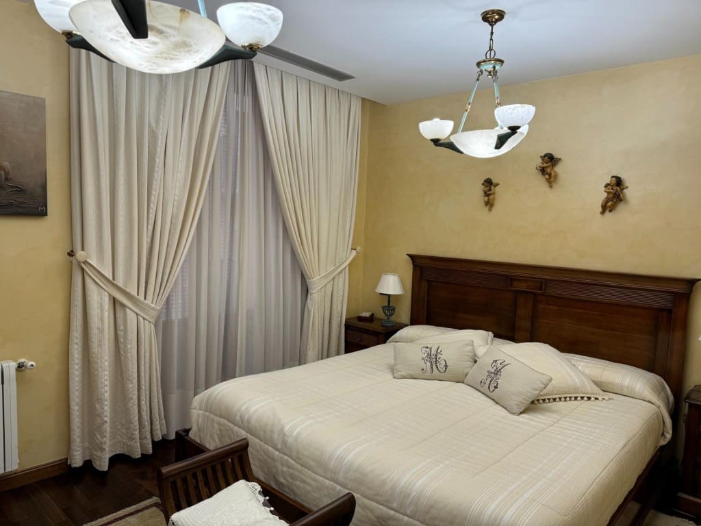 5 bedroom Flat for sale in Valladolid city with garage - € 850,000 (Ref: 9595557)