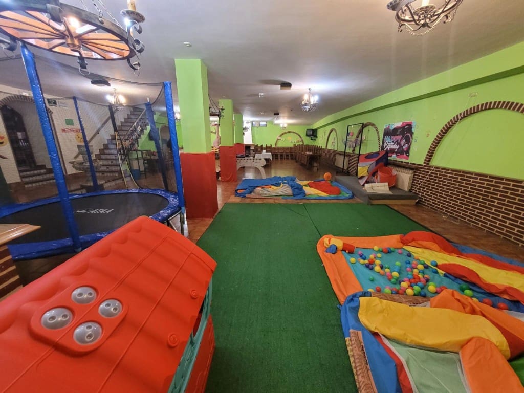 Commercial for sale in Cuellar - € 600,000 (Ref: 9595559)