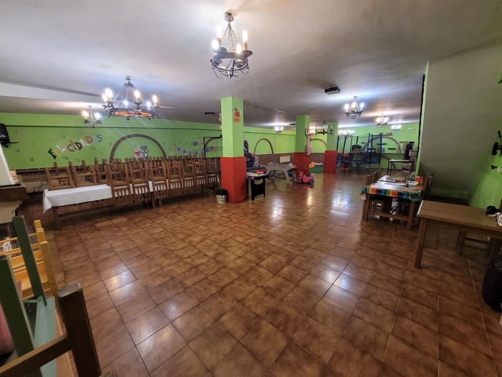 Commercial for sale in Cuellar - € 600,000 (Ref: 9595559)