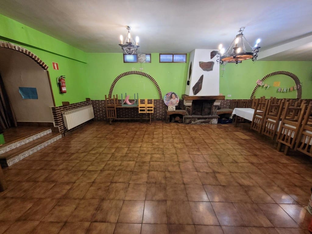 Commercial for sale in Cuellar - € 600,000 (Ref: 9595559)