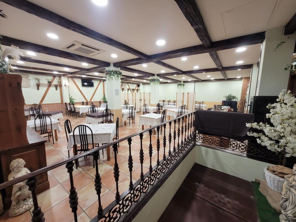 Commercial for sale in Cuellar - € 600,000 (Ref: 9595559)