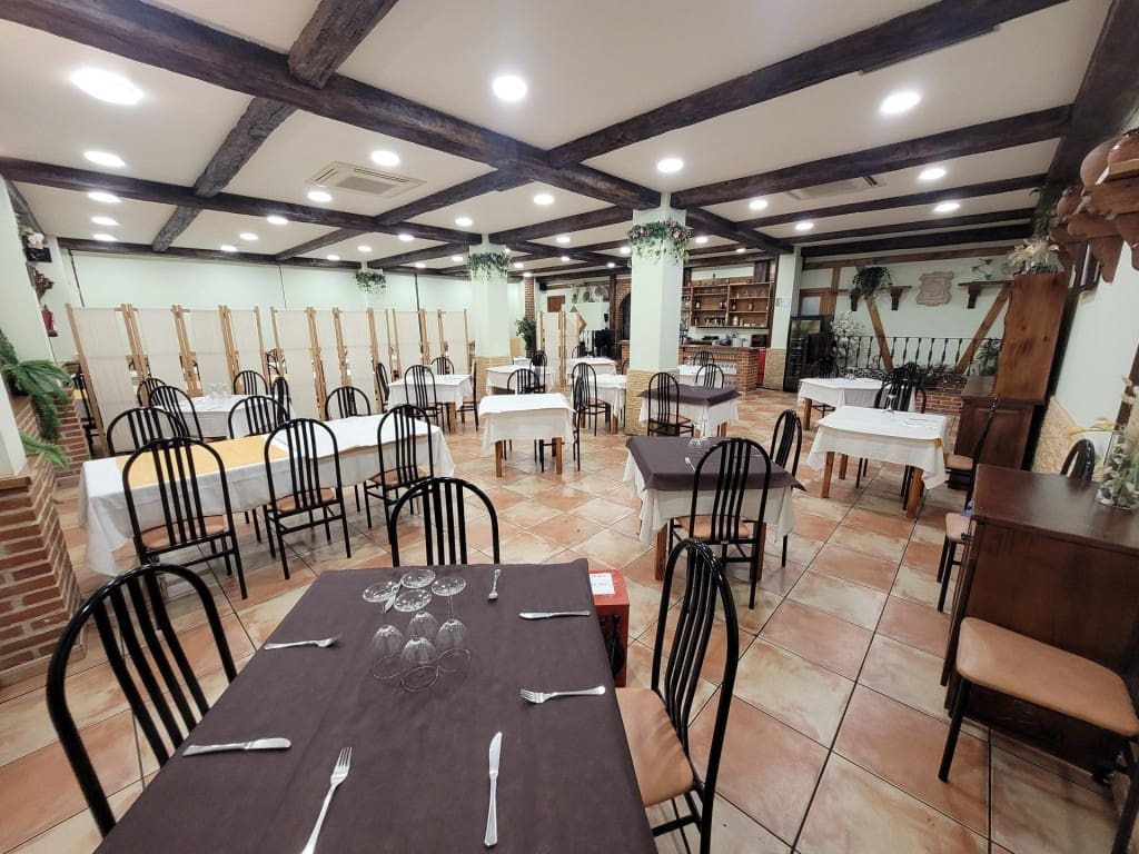 Commercial for sale in Cuellar - € 600,000 (Ref: 9595559)