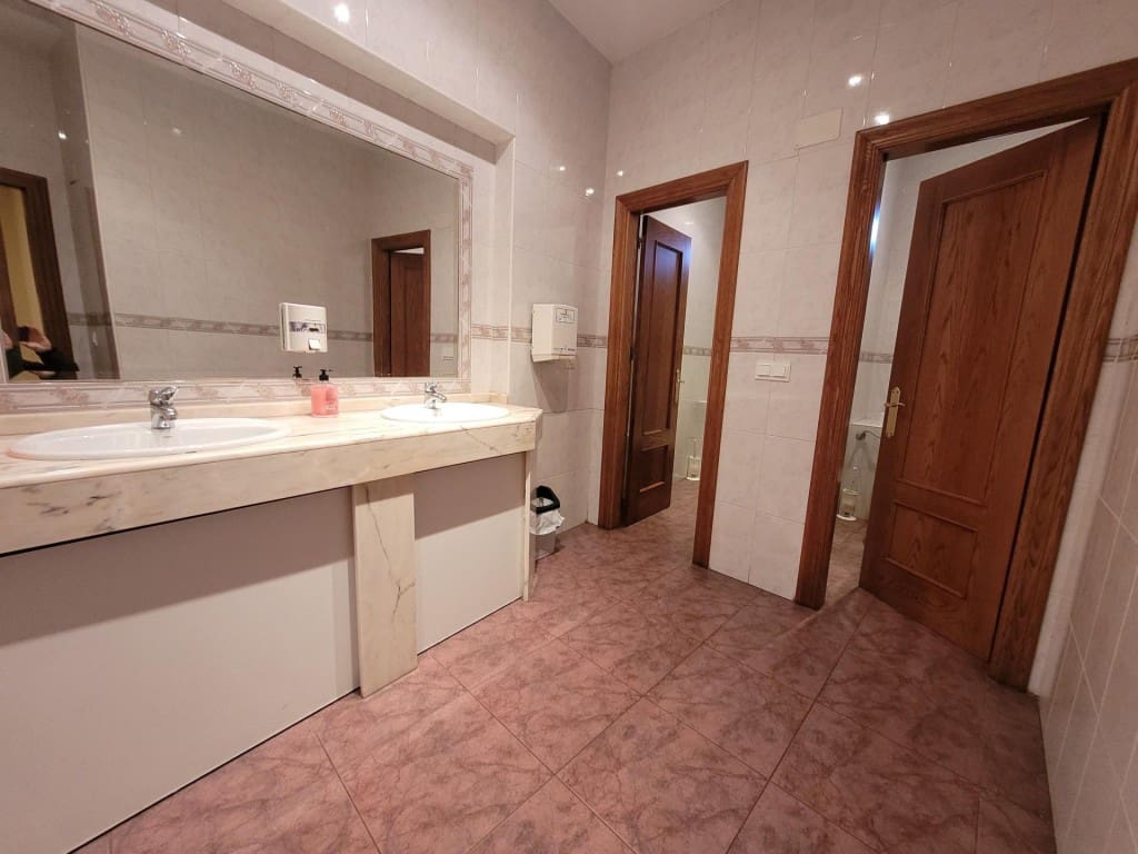 Commercial for sale in Cuellar - € 600,000 (Ref: 9595559)