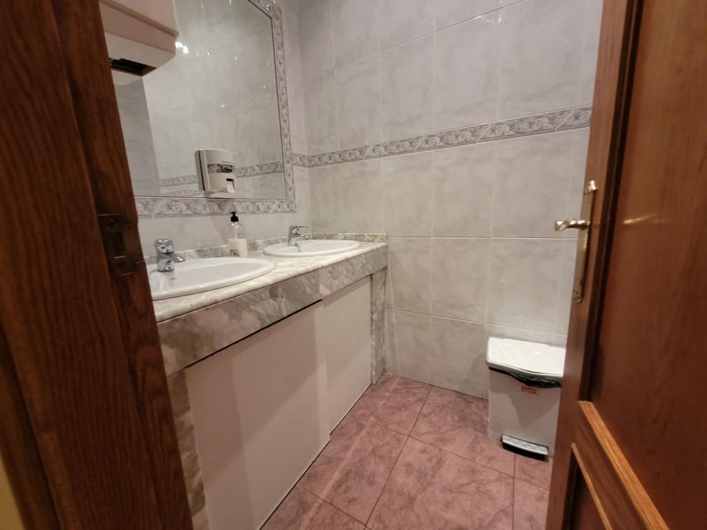 Commercial for sale in Cuellar - € 600,000 (Ref: 9595559)