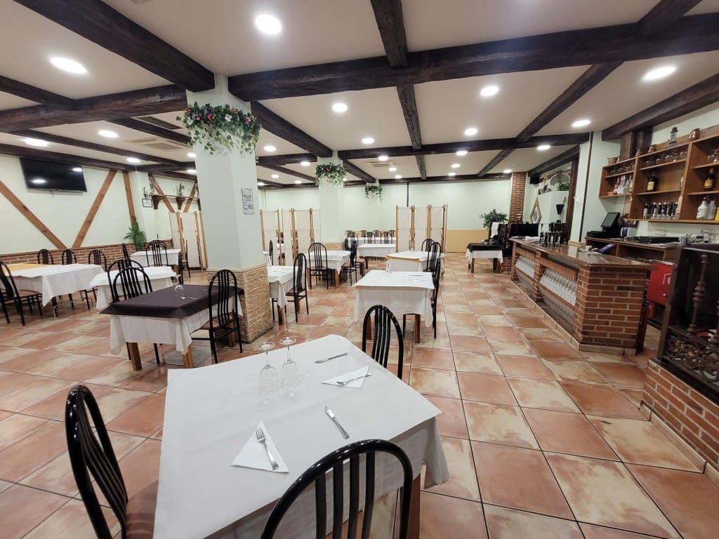 Commercial for sale in Cuellar - € 600,000 (Ref: 9595559)